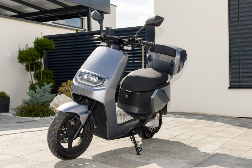 Scuter electric UNIZDRAV e-City cu o autonomie de 60 km