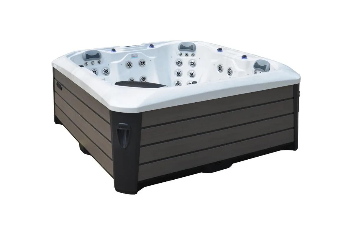 Jacuzzi în aer liber, disponibil tot anul.