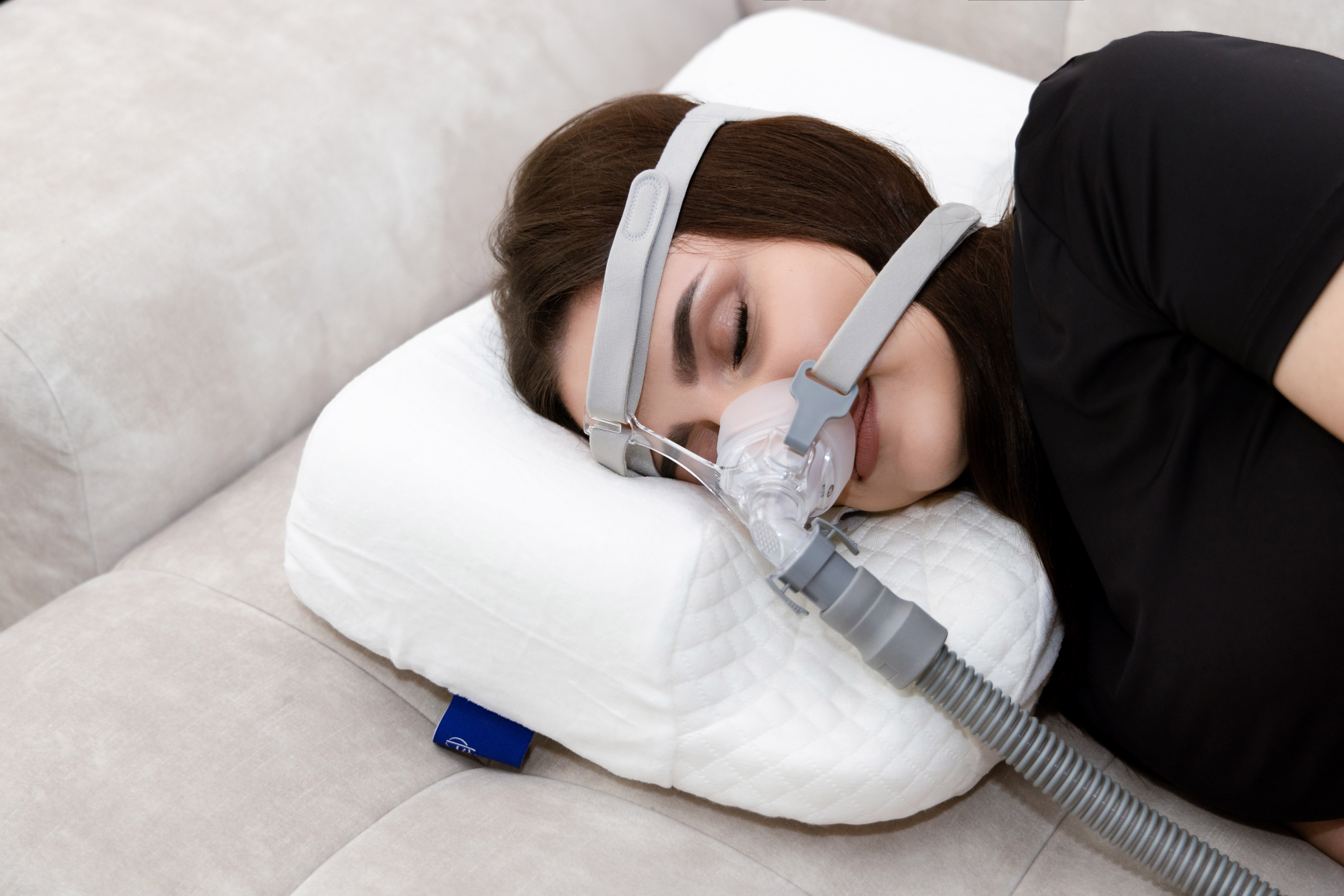 Pernă ortopedică cu decupaj pentru somnul cu mască CPAP
