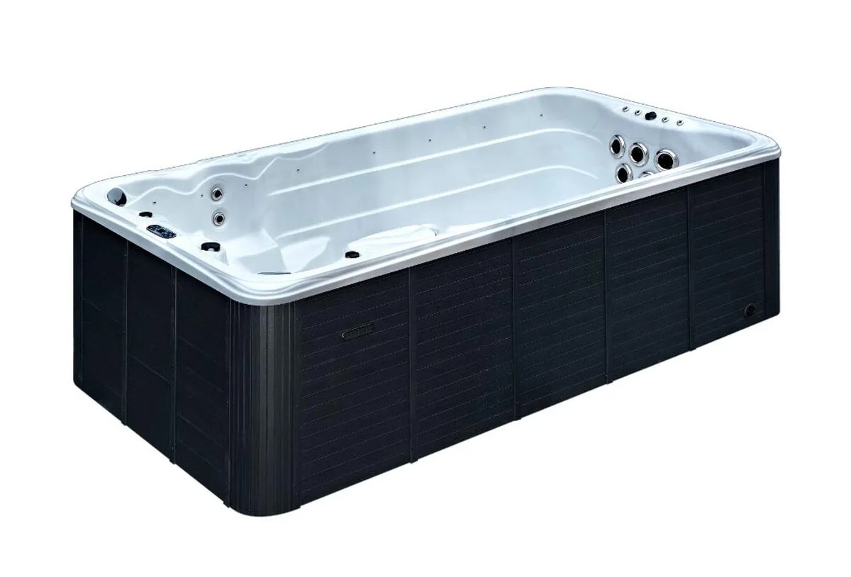 Jacuzzi pe terasă cu contracurent.