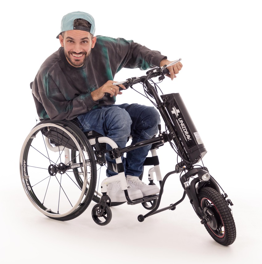 Propulsor pentru scaun cu rotile activ