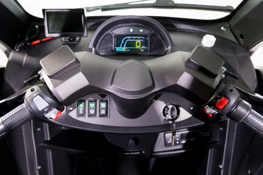 Scuter acoperit cu trei roți CHAMPION MiniCar pentru seniori și imobili - motor puternic de 1500 W