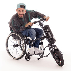 Propulsor pentru scaun cu rotile activ