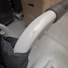 Scaun cu rotile ușor cu centru de greutate reglabil -FĂRĂ AMBALAJUL ORIGINAL, ZGÂRIETURI PE MÂNER