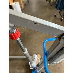 Dispozitiv electric de ridicare pacienți - FĂRĂ SLING, ROȚI UȘOR MURDARE, ZGÂRIETURI PE CONSTRUCȚIE