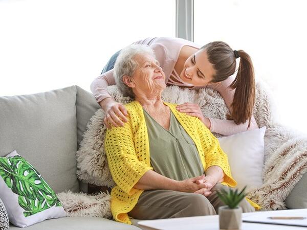 Îngrijirea seniorilor la domiciliu: cum să ai grijă de părinți și bunici
