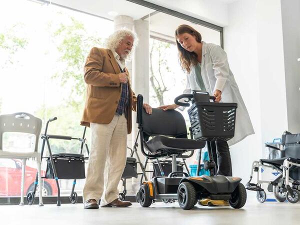 Libertate de mișcare: cum să alegi o scuter electrică pentru un senior Libertate de mișcare: cum să alegi o scuter electrică pentru un senior