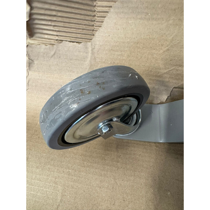 Dispozitiv electric de ridicare pacienți - FĂRĂ SLING, ROȚI UȘOR MURDARE, ZGÂRIETURI PE CONSTRUCȚIE