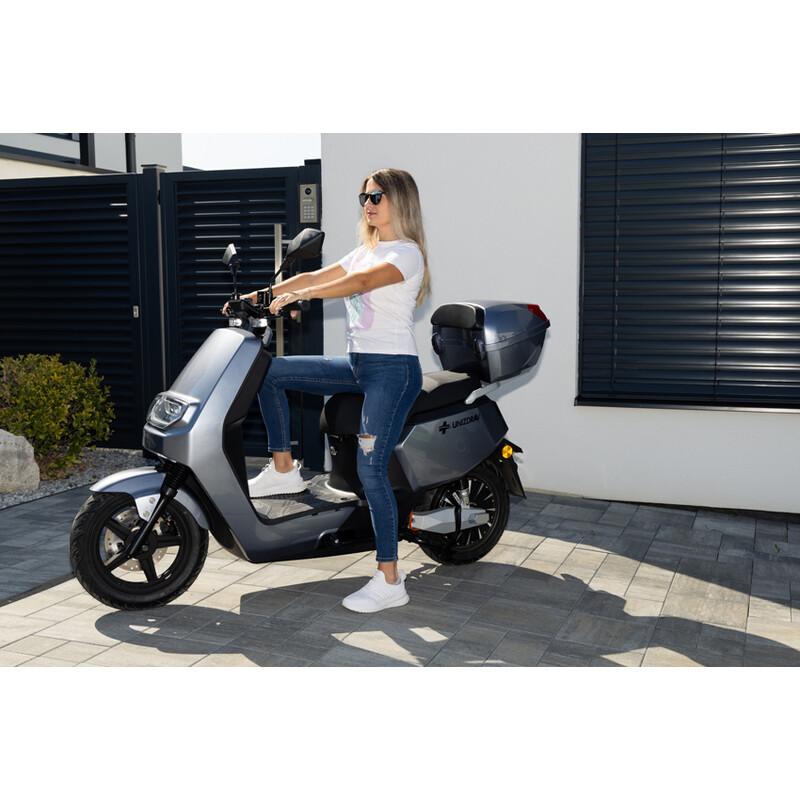 Scuter electric UNIZDRAV e-City cu o autonomie de 60 km