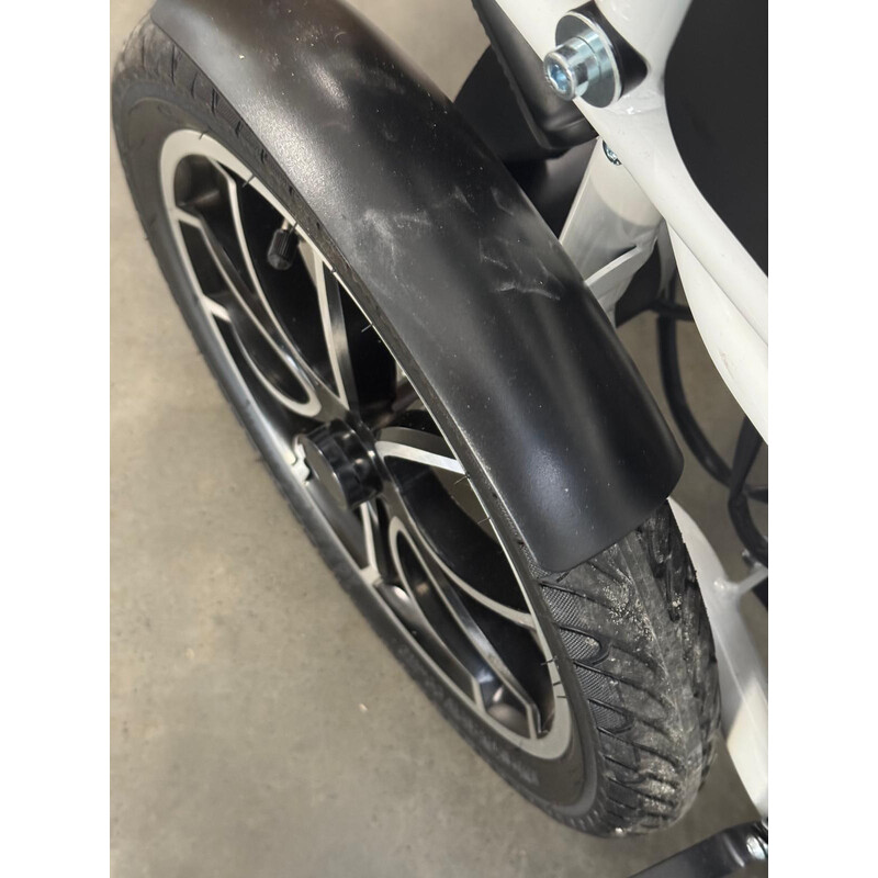 Scaun cu rotile electric AT52304 - ZGÂRIETURI, FOLOSIT