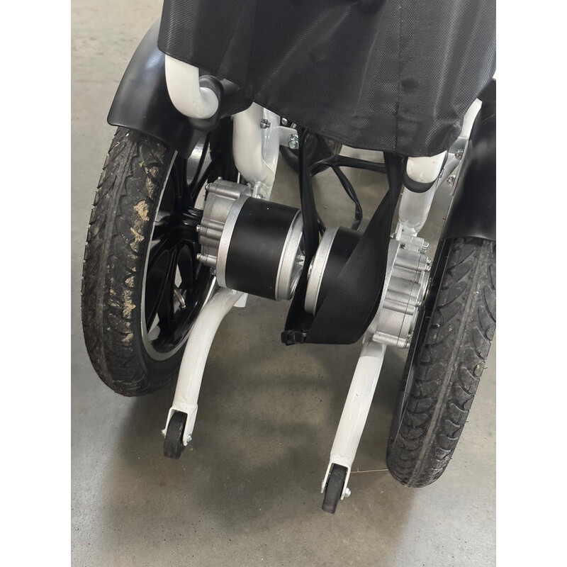 Scaun cu rotile electric AT52304 (Articol folosit)