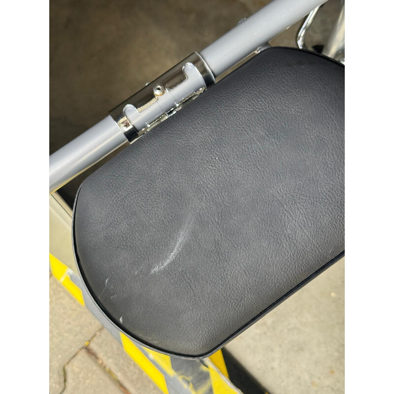 Scaun cu rotile reglabil - ARTICOL EXPUS, SUPORTUL DE PICIOARE SI SPĂTAR MURDARE