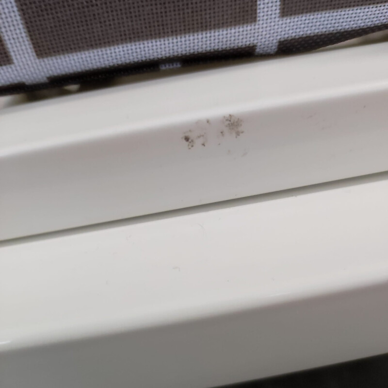 Pat electric rabatabil cu saltea Multibed - ZGÂRIETURI, ROȚI ȘI SALTEA UȘOR MURDARE