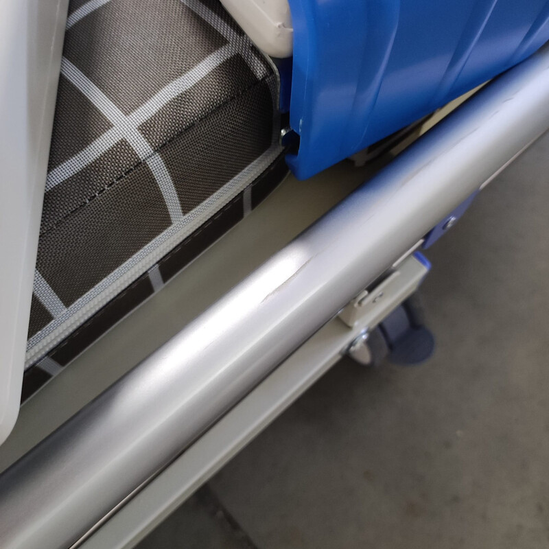 Pat electric rabatabil cu saltea Multibed - ZGÂRIETURI, ROȚI ȘI SALTEA UȘOR MURDARE