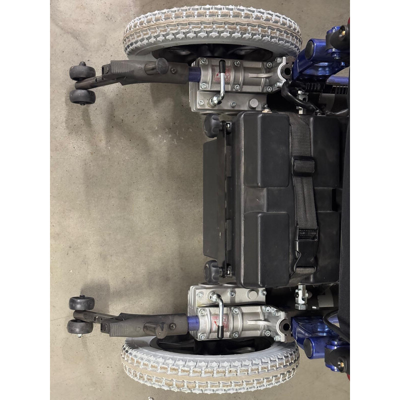 Scaun cu rotile electric cu lumini, 46 cm - PORDUS EXPUS ÎN SHOWROOM, ANVELOPE/TREPTE MURDARE