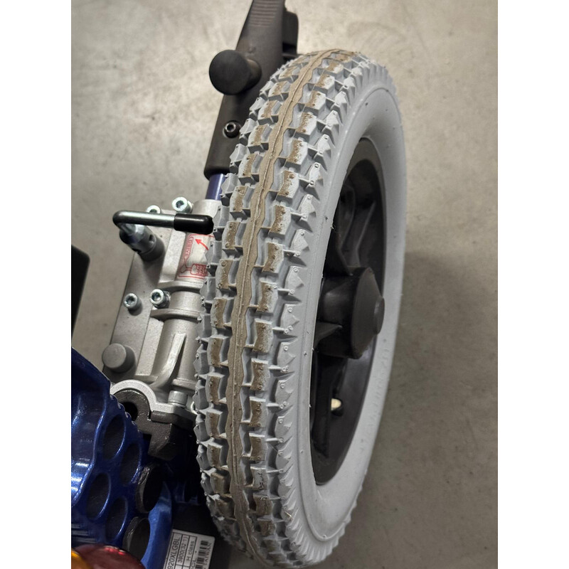 Scaun cu rotile electric cu lumini, 46 cm - PORDUS EXPUS ÎN SHOWROOM, ANVELOPE/TREPTE MURDARE