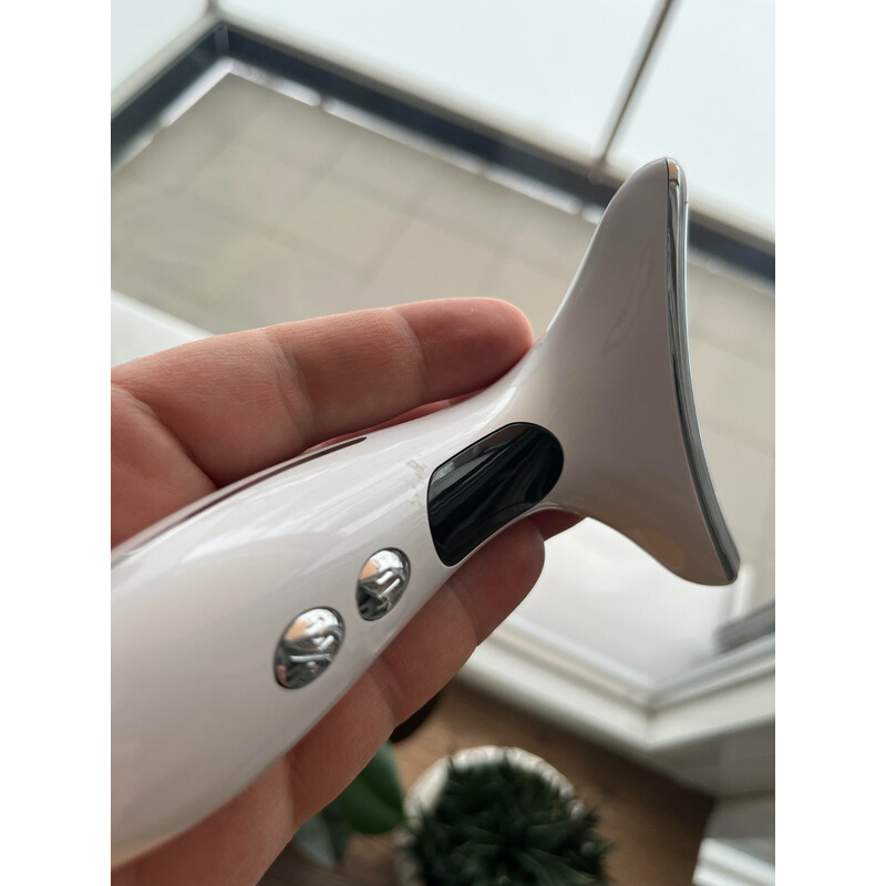 Aparat de masaj pentru fermitatea și ridicarea feței și a gâtului - DETERIORARE MÂNER