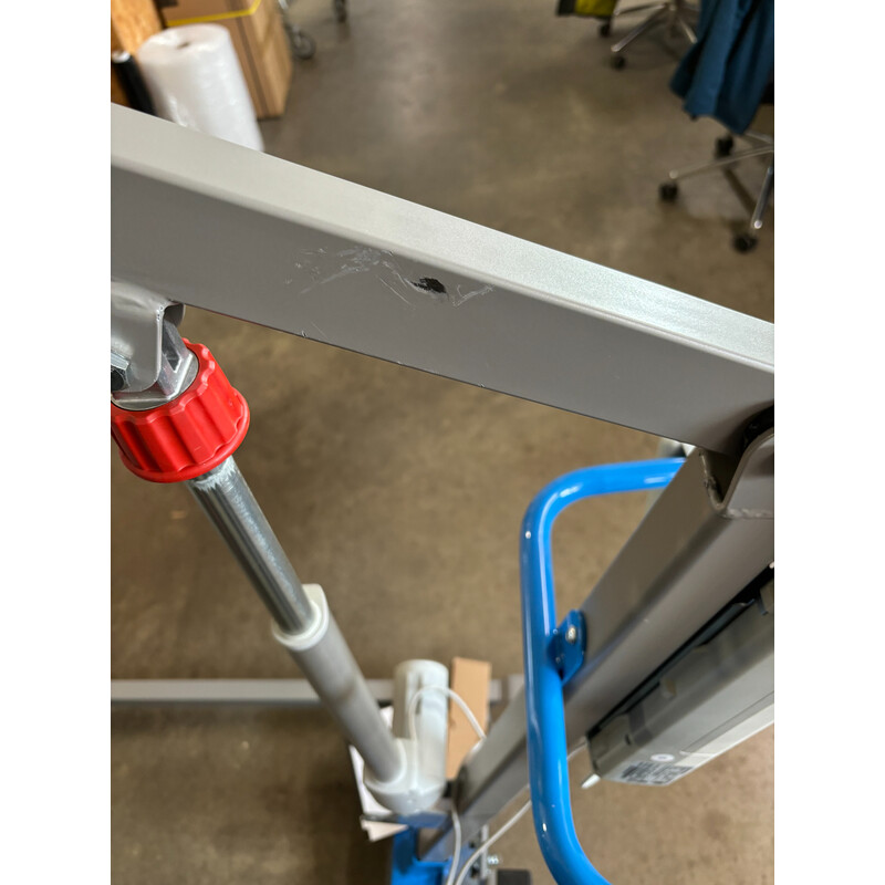 Dispozitiv electric de ridicare pacienți - FĂRĂ SLING, ROȚI UȘOR MURDARE, ZGÂRIETURI PE CONSTRUCȚIE