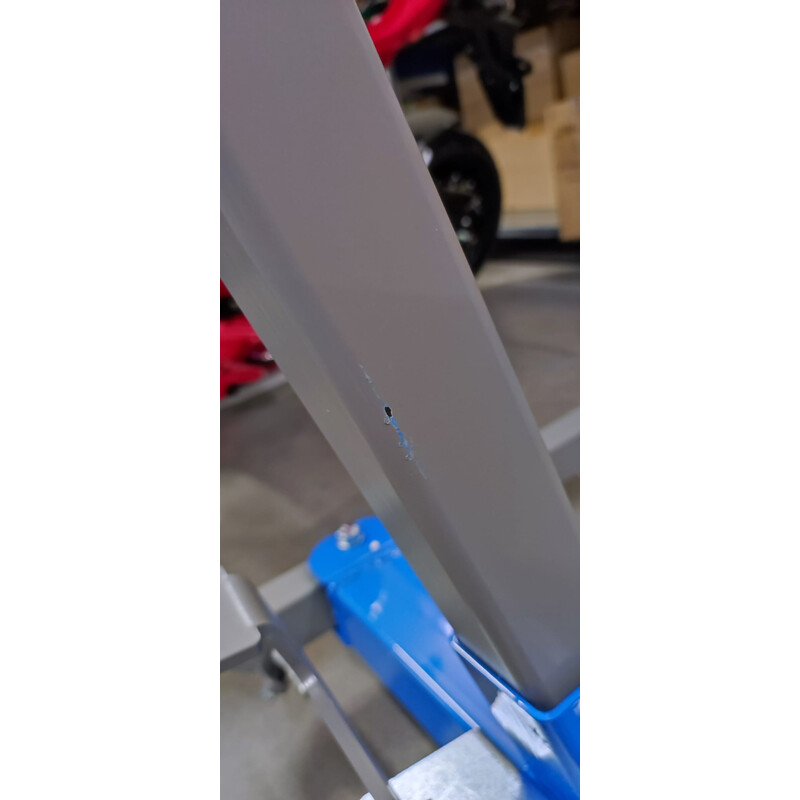 Dispozitiv electric de ridicare pacienți - FĂRĂ SLING, ROȚI UȘOR MURDARE, ZGÂRIETURI PE CONSTRUCȚIE