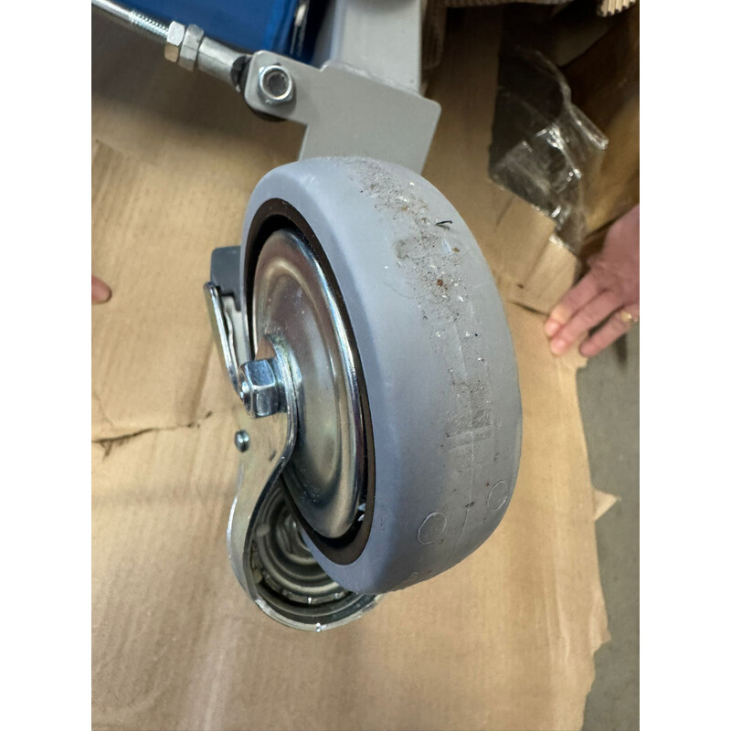 Dispozitiv electric de ridicare pacienți - FĂRĂ SLING, ROȚI UȘOR MURDARE, ZGÂRIETURI PE CONSTRUCȚIE