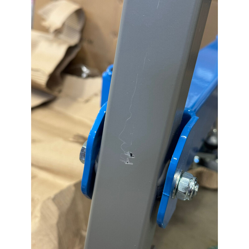 Dispozitiv electric de ridicare pacienți - FĂRĂ SLING, ROȚI UȘOR MURDARE, ZGÂRIETURI PE CONSTRUCȚIE